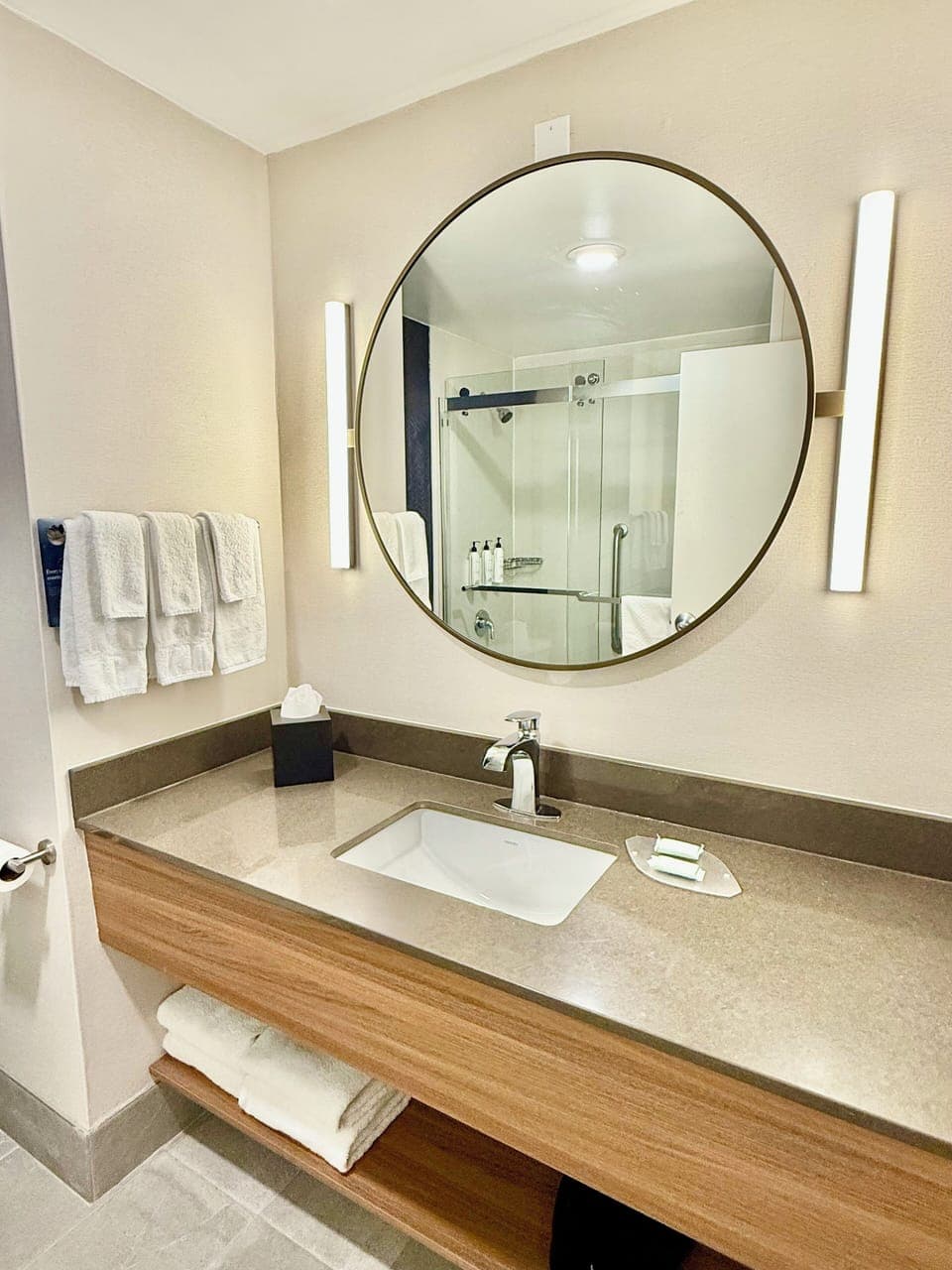 Combined shower/tub, hair dryer, towels