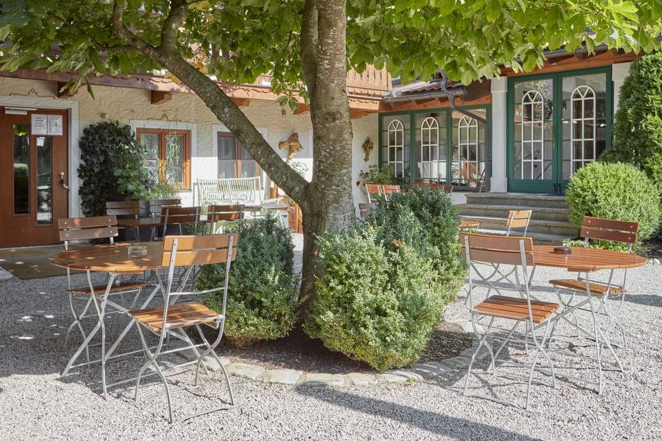 Hypo-allergenic bedding, minibar, desk, blackout drapes