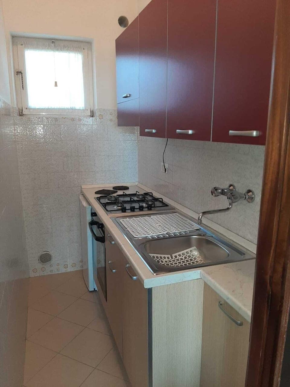 Fridge, oven, stovetop, coffee/tea maker