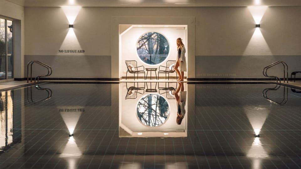 Indoor pool, sun loungers