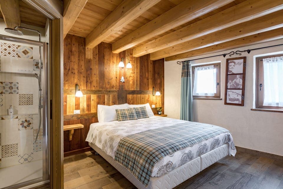 Standard Double Room | Down comforters, pillowtop beds, desk, blackout drapes