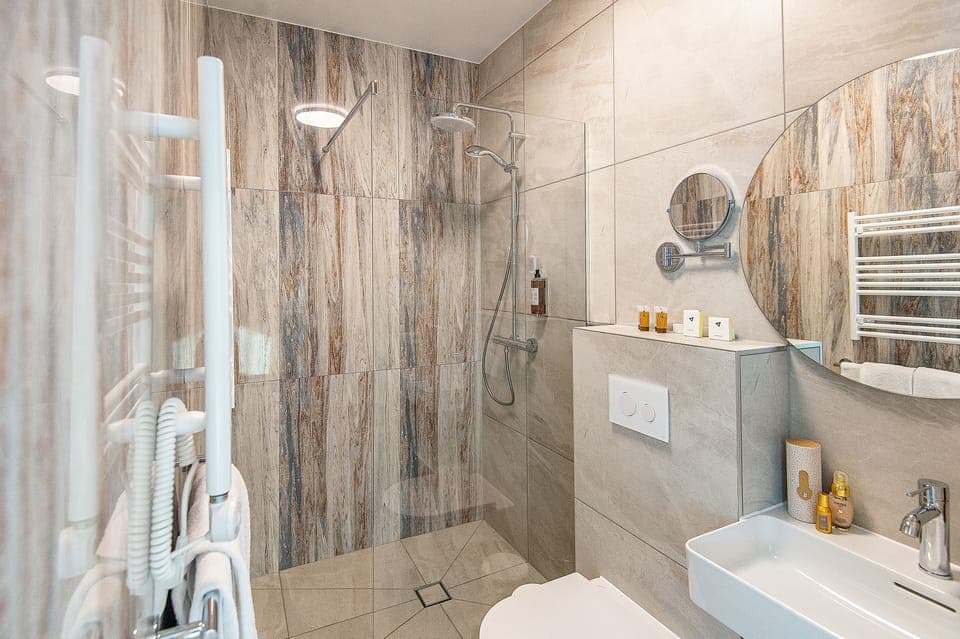 Shower, free toiletries, hair dryer, towels