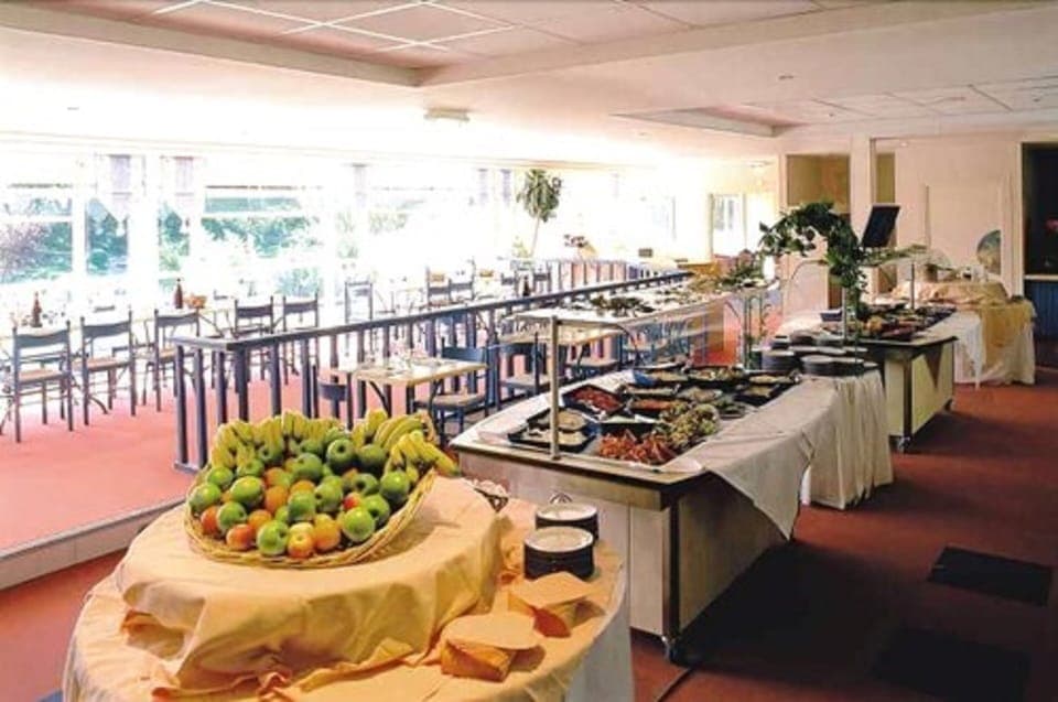 Daily buffet breakfast (EUR 8.5 per person)