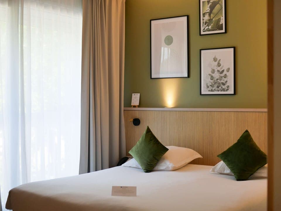 Premium bedding, in-room safe, desk, iron/ironing board