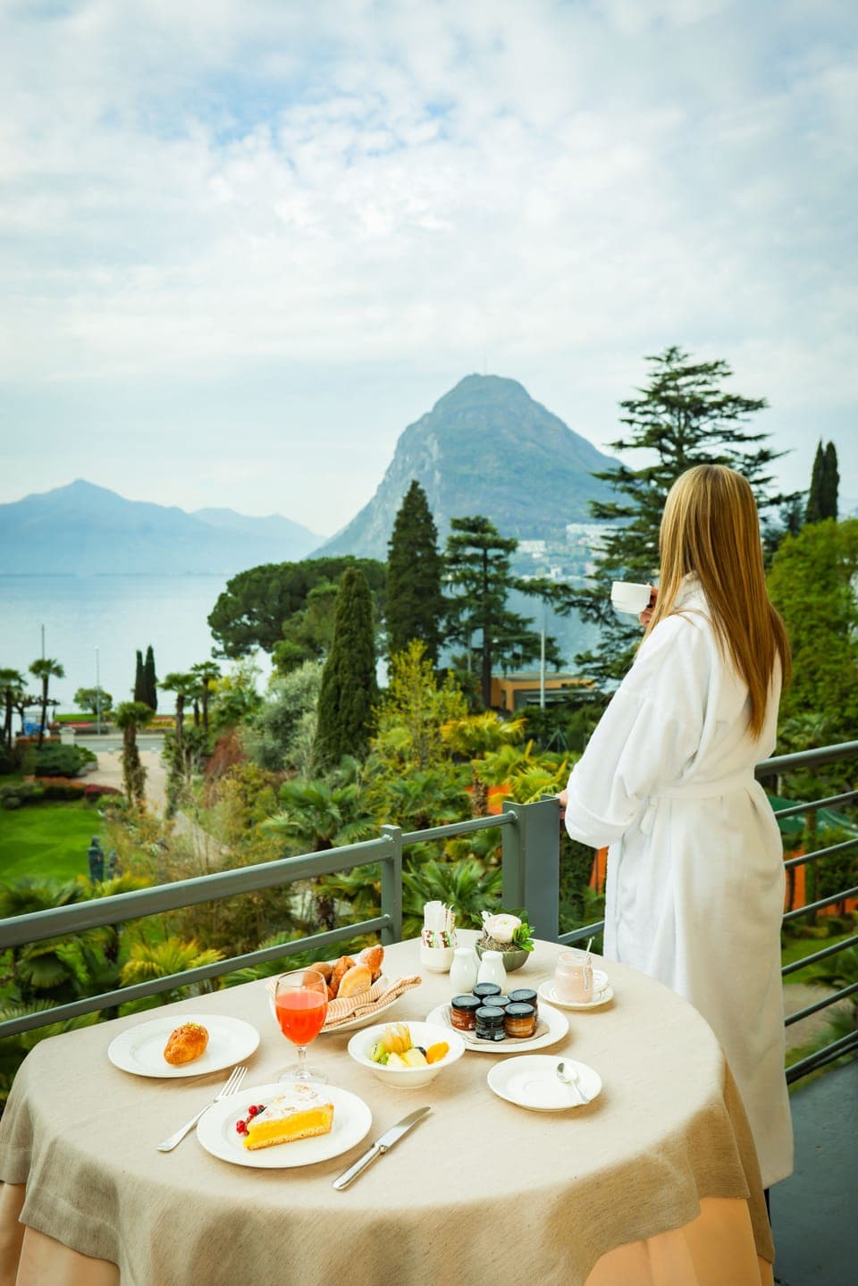 Premium bedding, down comforters, minibar, in-room safe