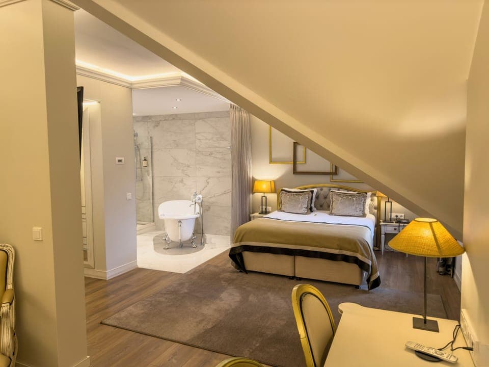 Executive Suite, 1 Bedroom | Premium bedding, minibar, in-room safe, desk