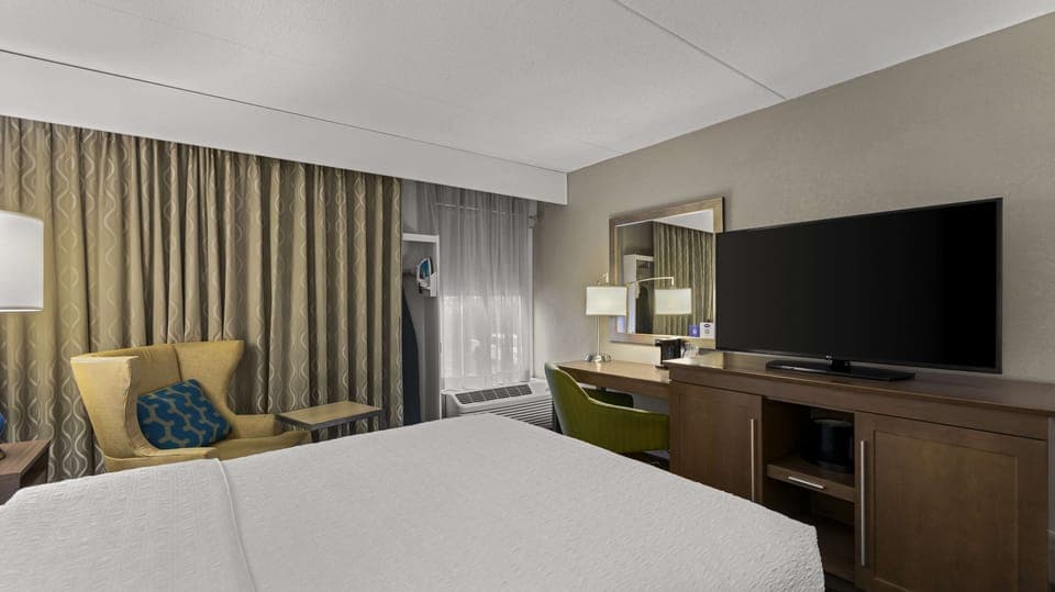 Premium bedding, in-room safe, desk, laptop workspace