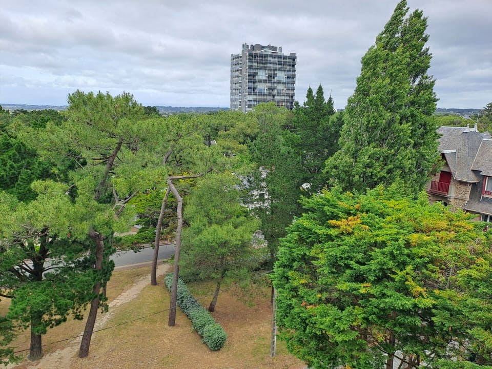 Premium bedding, in-room safe, desk, soundproofing