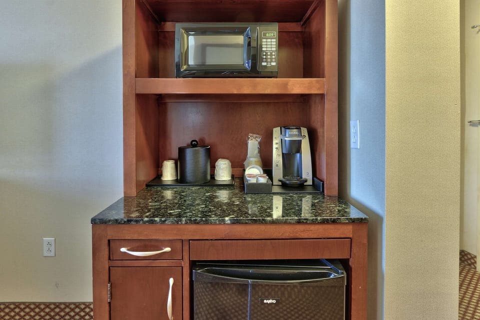 Hypo-allergenic bedding, in-room safe, desk, iron/ironing board