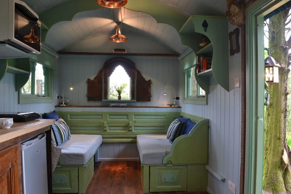 Shanti Hut | Living area