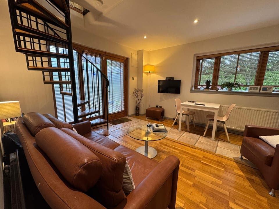 Superior Cottage, 1 King Bed, Non Smoking, Garden Area | Living area