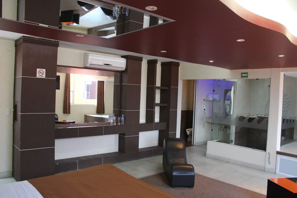 Suite, 1 King Bed, Non Smoking | Room amenity