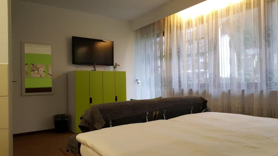 Hypo-allergenic bedding, desk, blackout drapes, free WiFi