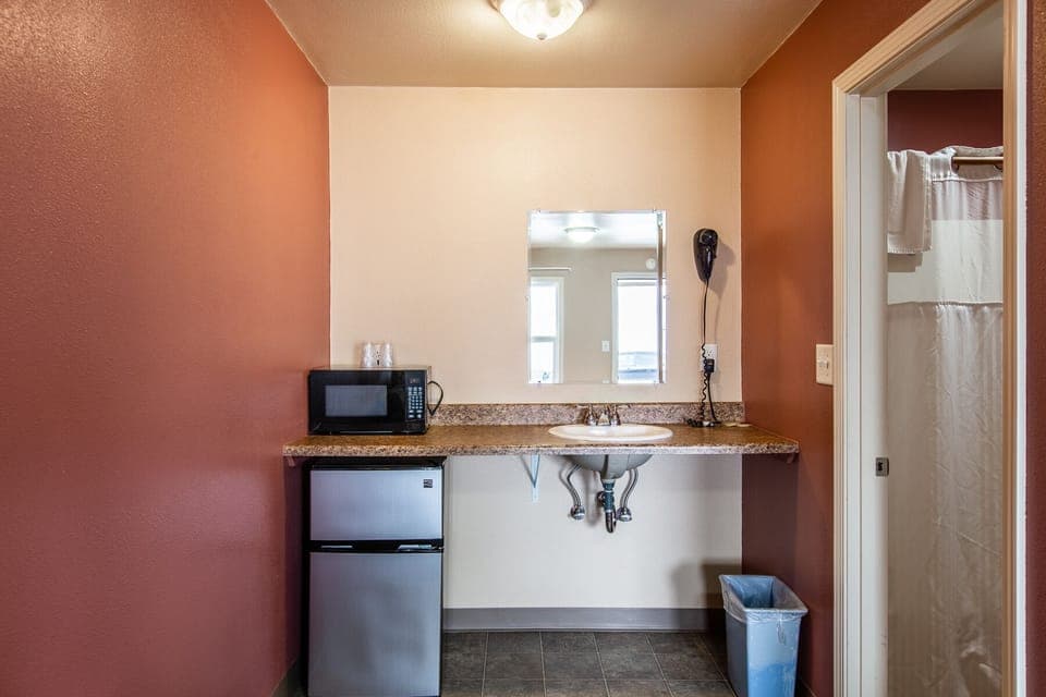 Single Room, 1 Queen Bed, Non Smoking | Individually decorated, desk, laptop workspace, free WiFi