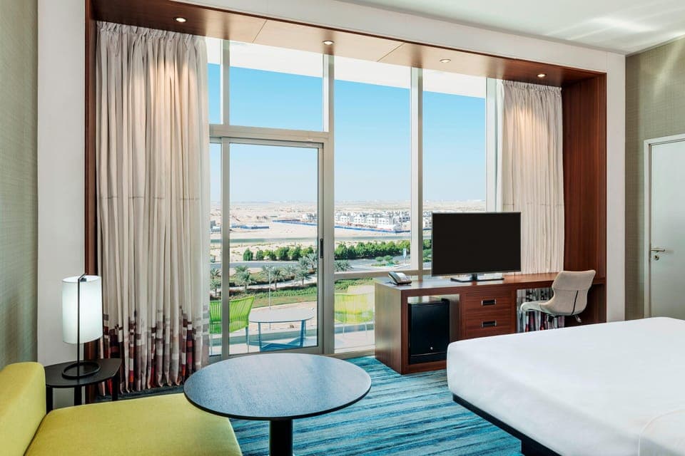 Savvy Suite King (Living Room + Two Bathrooms + Shuttle to Metro & Al Maktoum International Airport) | Hypo-allergenic bedding, minibar, in-room safe, desk