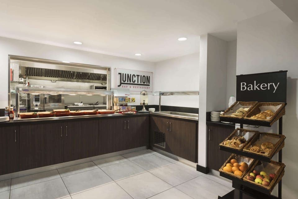 Daily buffet breakfast (GBP 11 per person)