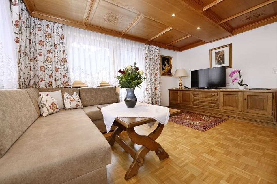 Panoramic Room | Living area | 28-inch flat-screen TV with cable channels, TV