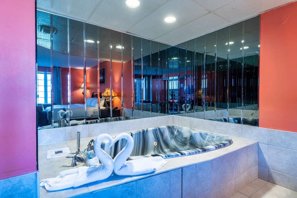 Honeymoon Room, 1 King Bed, Non Smoking | Private spa tub