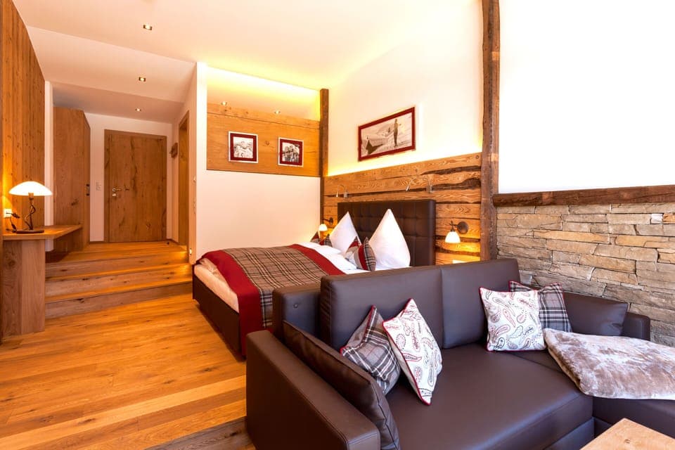 Classic Studio Suite | In-room safe, free WiFi, bed sheets