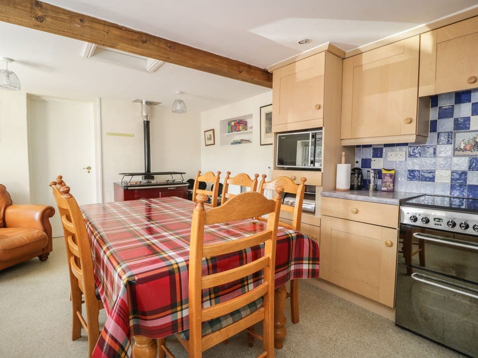 Cottage | Private kitchen | Microwave, stovetop, dishwasher, cookware/dishes/utensils