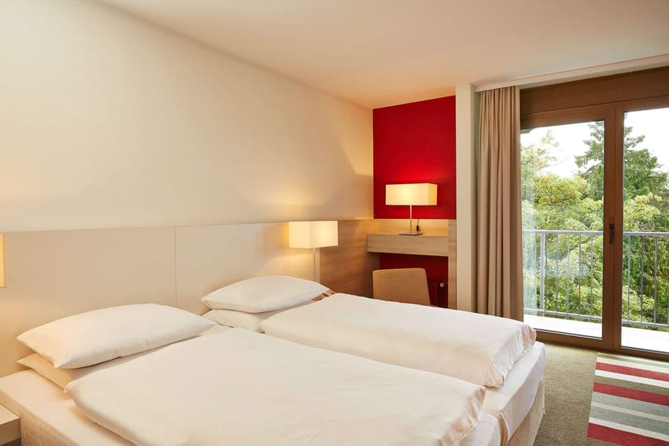 Comfort Room | Hypo-allergenic bedding, in-room safe, desk, blackout drapes