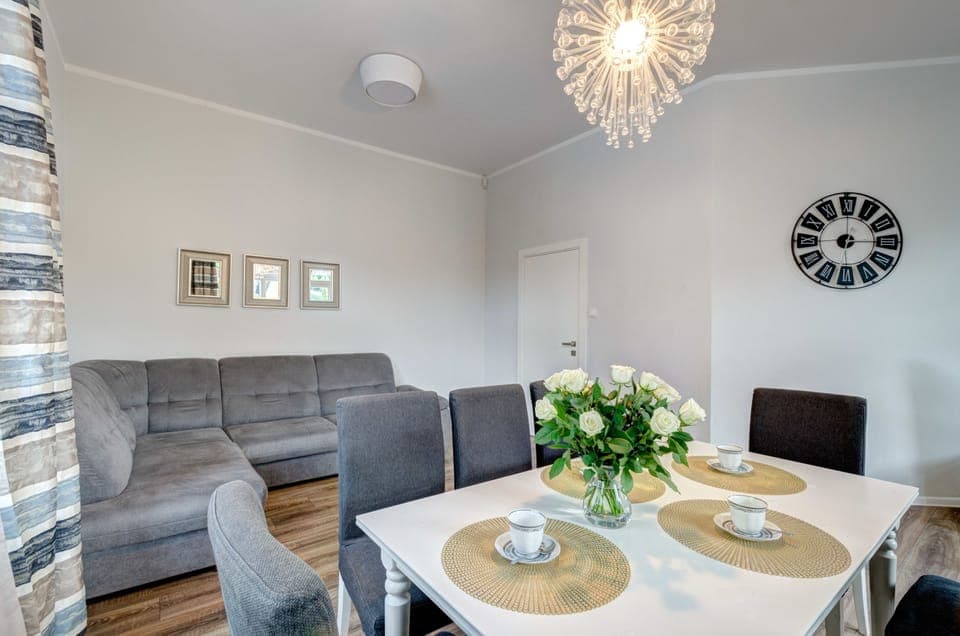 Deluxe Apartment (10 occupants ) | Living room | 55-inch flat-screen TV with cable channels, TV