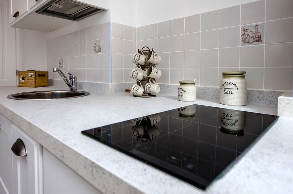 Basic Apartment | Private kitchenette | Fridge, stovetop, electric kettle, cookware/dishes/utensils