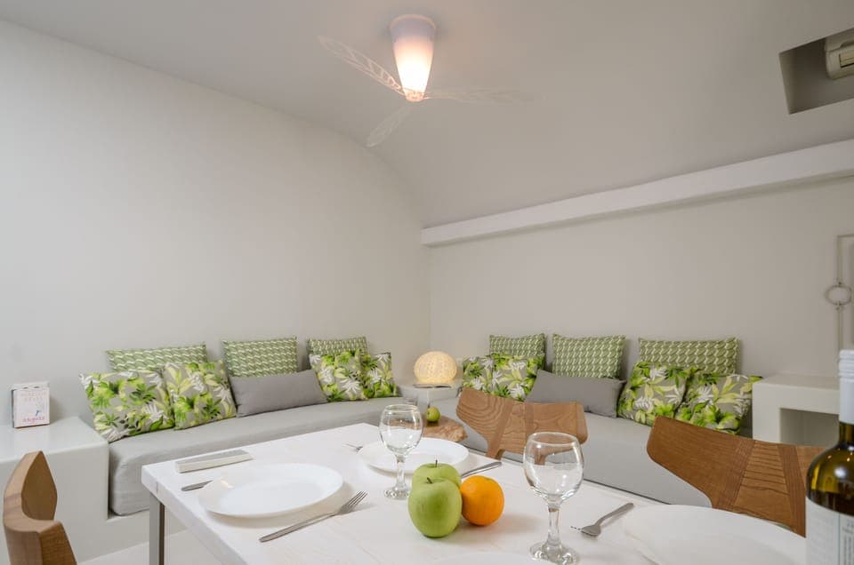 Deluxe Suite (With Living Room) | In-room dining