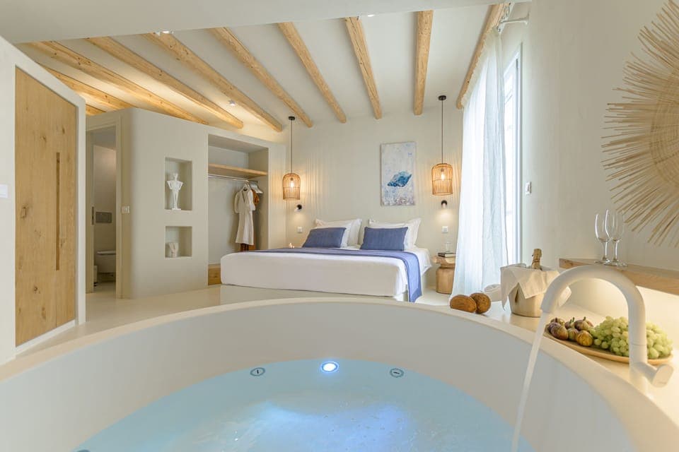 Signature Suite, Hot Tub | Egyptian cotton sheets, premium bedding, down comforters, pillowtop beds