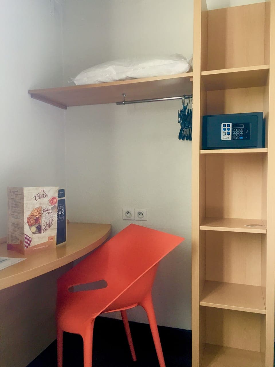 Hypo-allergenic bedding, in-room safe, desk, blackout drapes