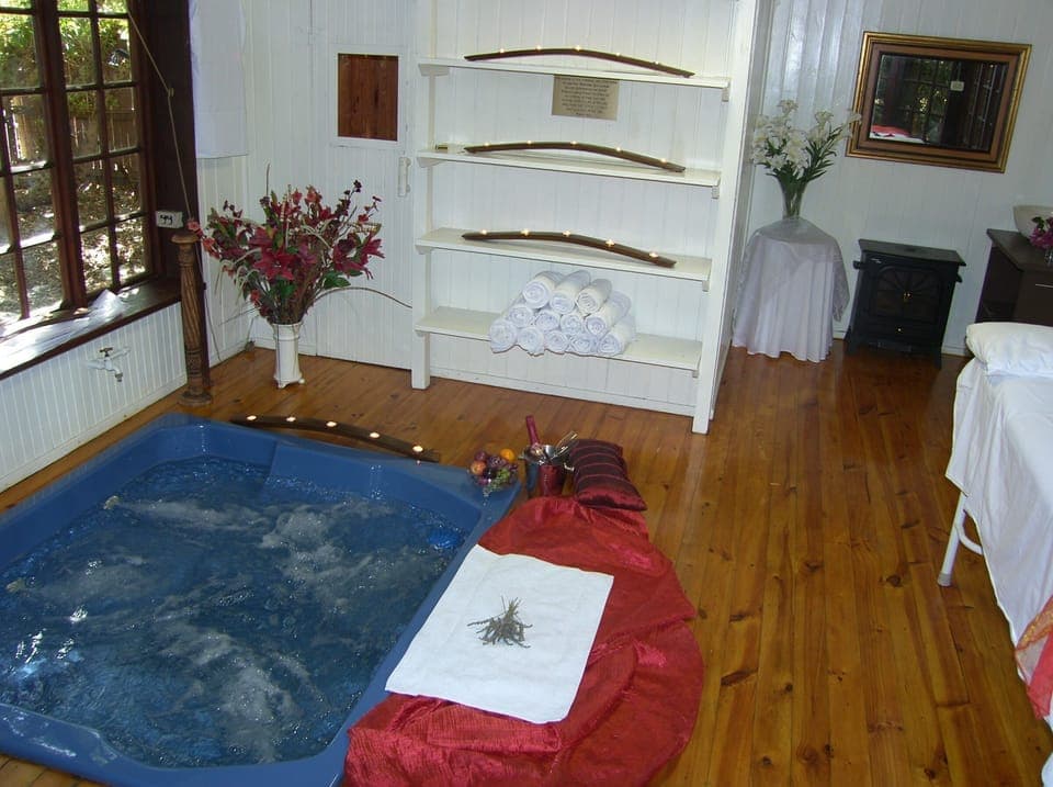 Indoor spa tub