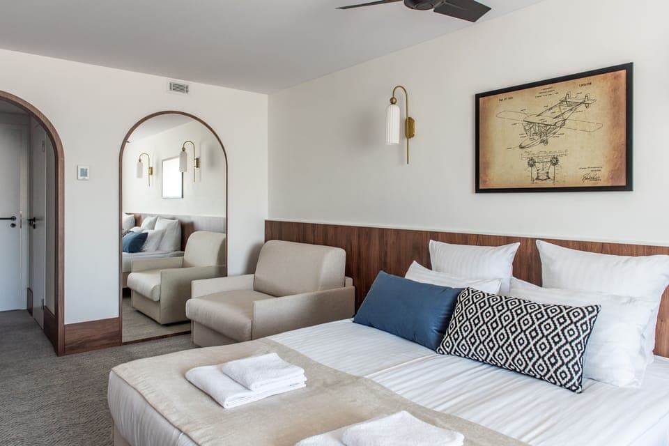 Business Triple room with extra bed | Minibar, desk, soundproofing, iron/ironing board