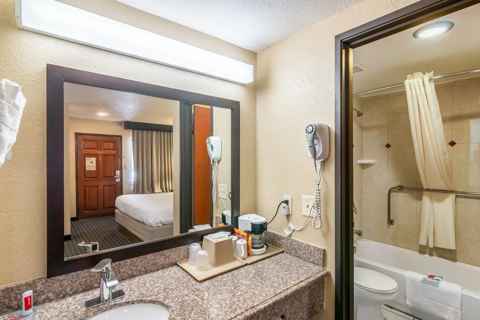Suite, 1 King Bed | Bathroom | Free toiletries, hair dryer, towels