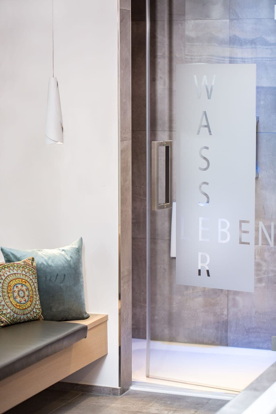 Deluxe Suite | Bathroom | Deep soaking tub, rainfall showerhead, free toiletries, hair dryer