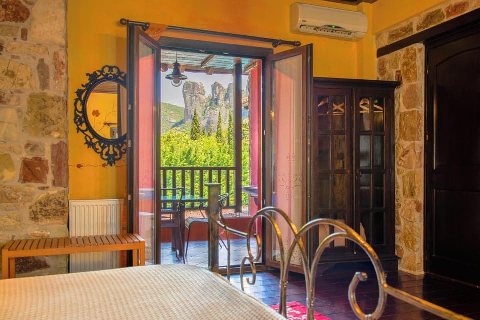 Double Room (Meteora view) | Soundproofing, iron/ironing board, free WiFi, bed sheets