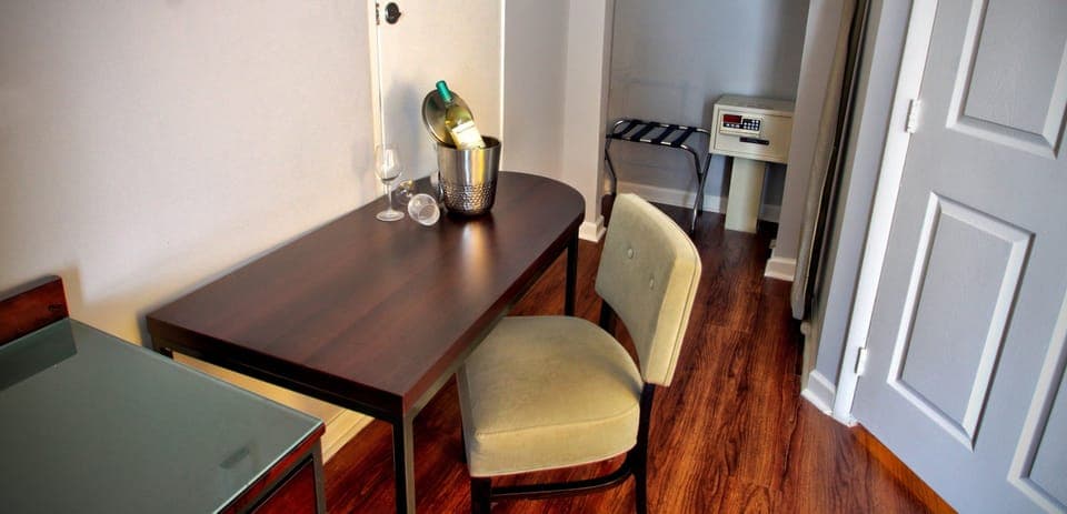 Combined shower/tub, free toiletries, hair dryer, towels