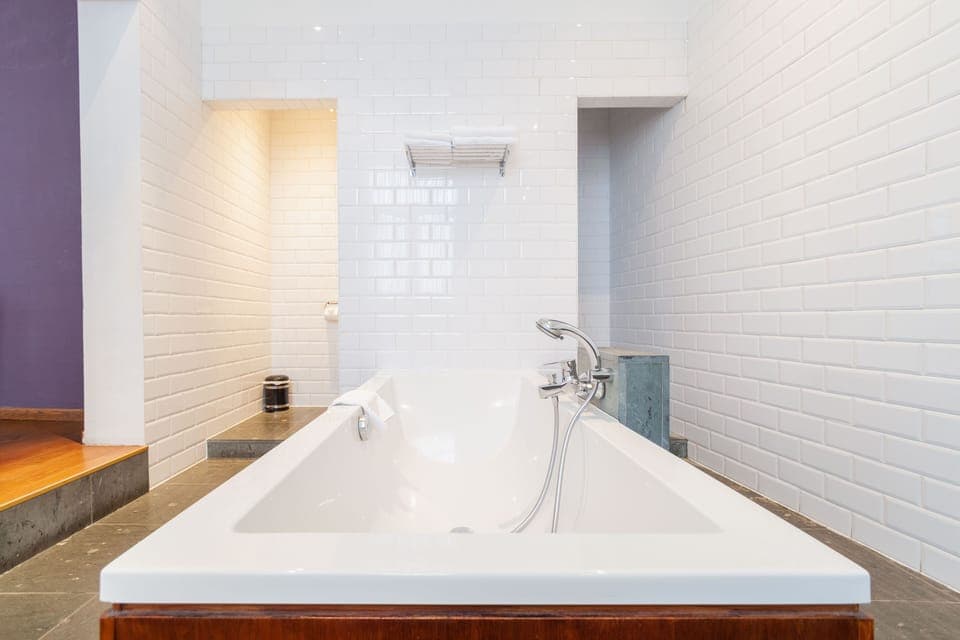 Signature Double Room | Deep soaking bathtub