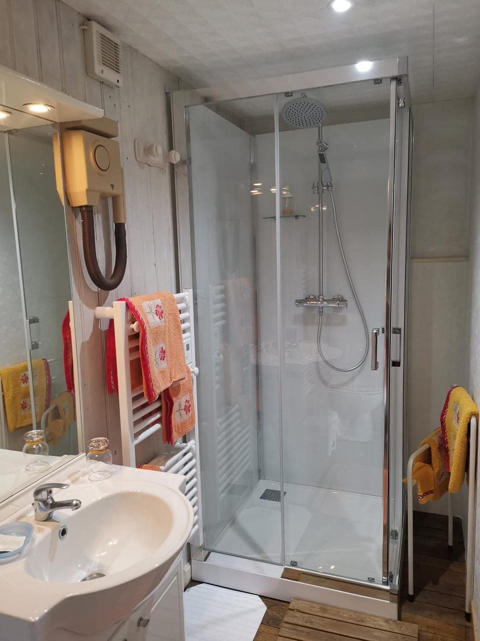 Shower, free toiletries, towels