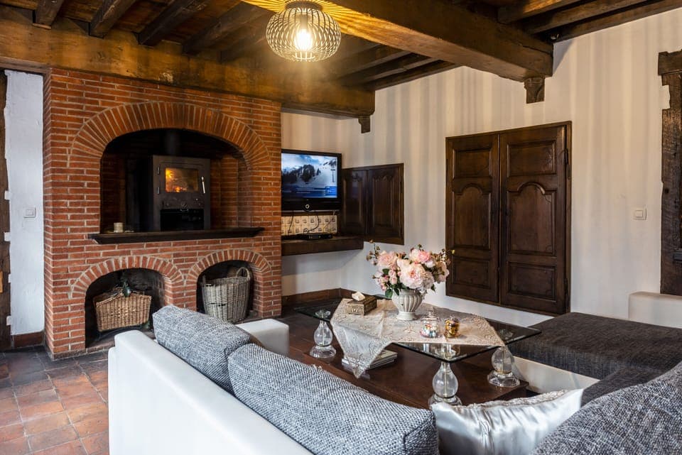 60-cm Smart TV with digital channels, TV, fireplace