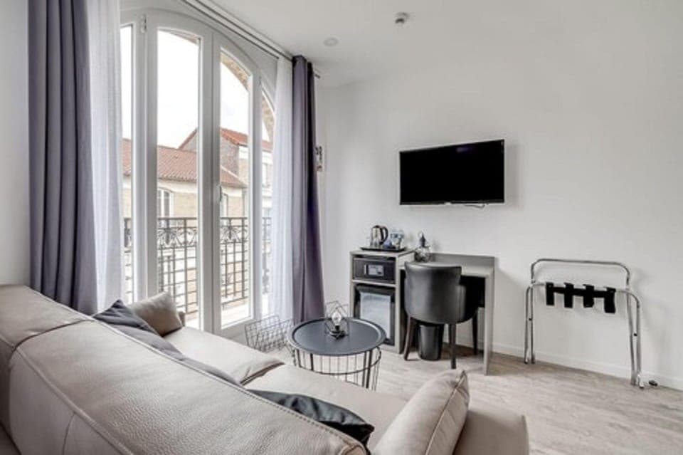 Deluxe Suite, 1 King Bed, Non Smoking | Individually decorated, individually furnished, desk, iron/ironing board