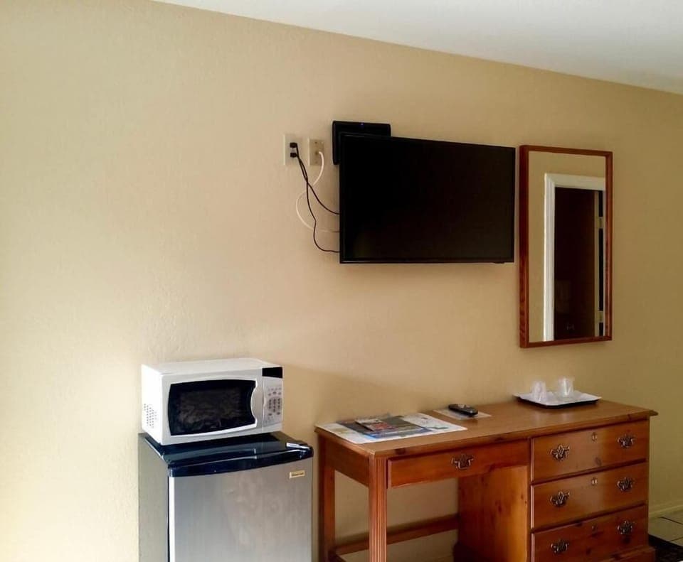 Desk, laptop workspace, iron/ironing board, free WiFi