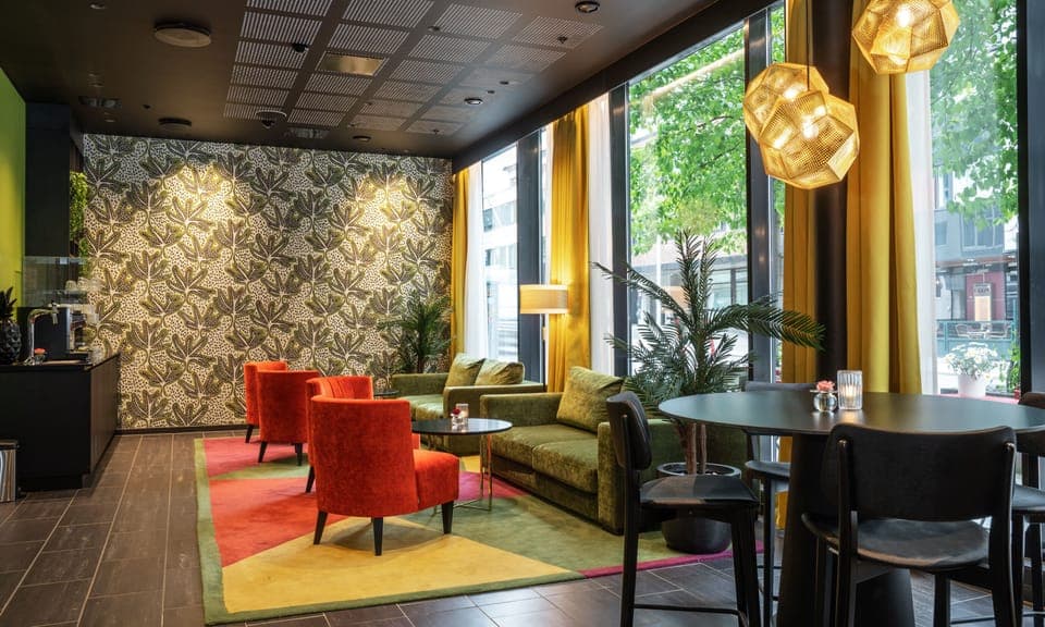 Lobby lounge