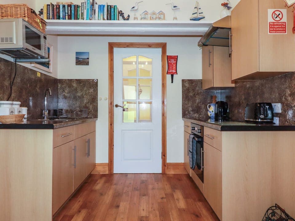 Cottage | Private kitchen | Fridge, microwave, stovetop, toaster