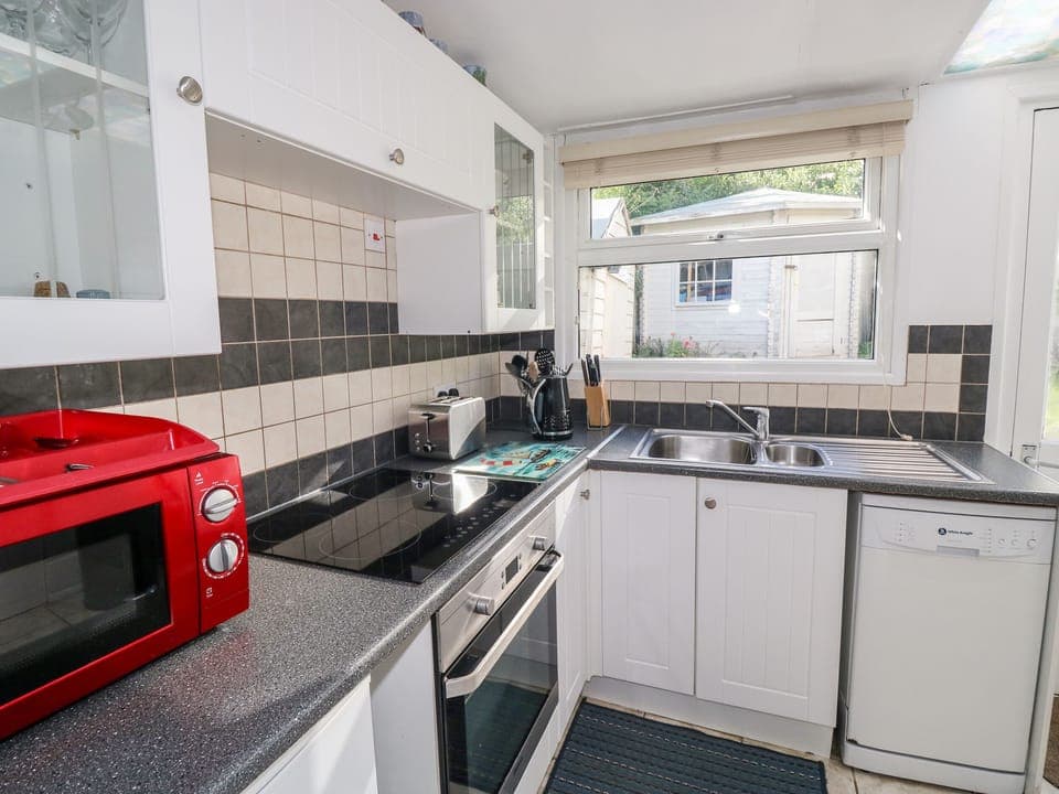 Cottage | Private kitchen | Microwave, stovetop, dishwasher, electric kettle