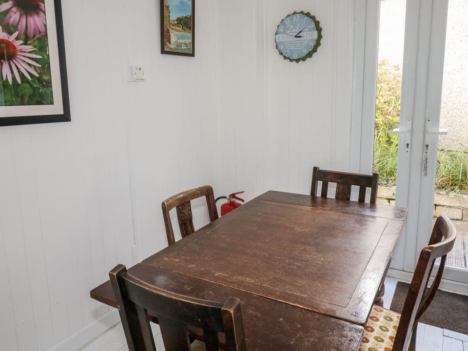 Cottage | Private kitchen | Microwave, stovetop, dishwasher, electric kettle