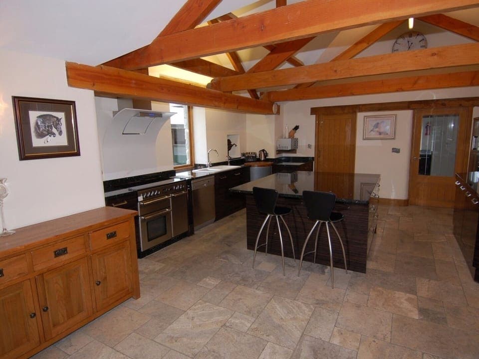 Cottage | Private kitchen | Dishwasher, cookware/dishes/utensils