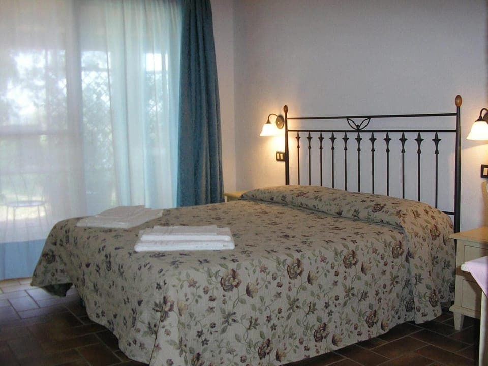 1 bedroom, desk, iron/ironing board, free cribs/infant beds