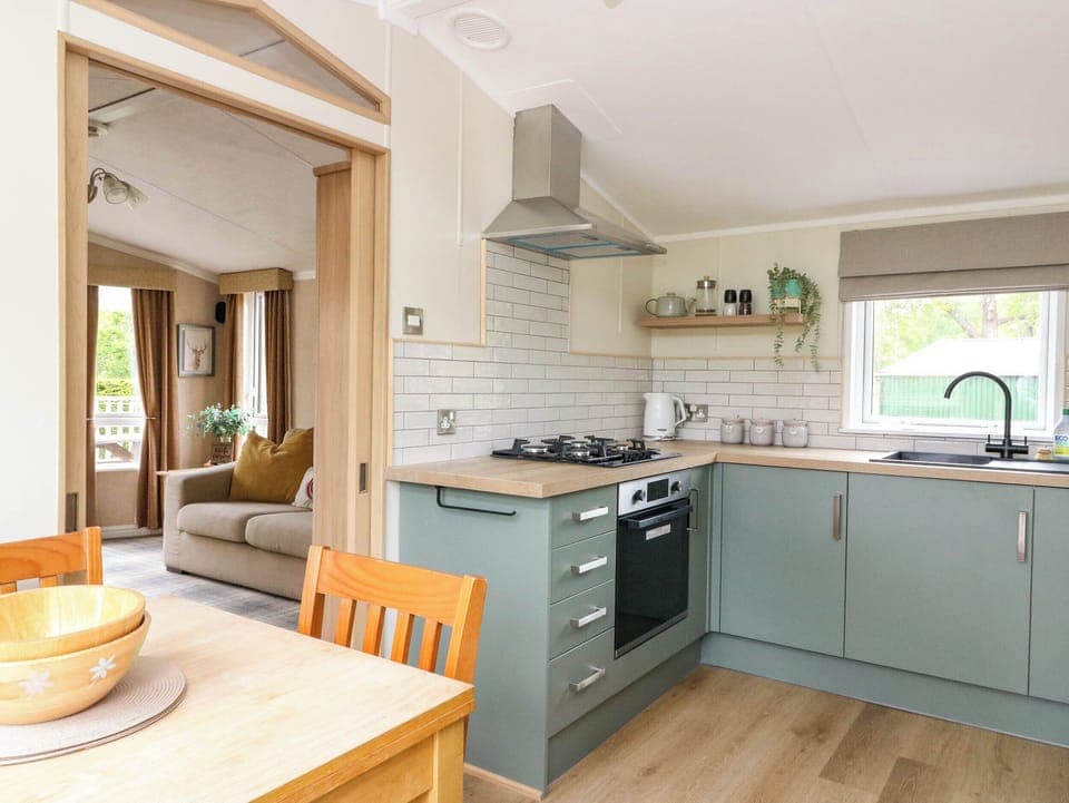 Cottage | Private kitchen | Fridge, microwave, stovetop, toaster