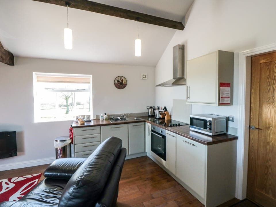 Cottage | Private kitchen | Fridge, microwave, stovetop, toaster