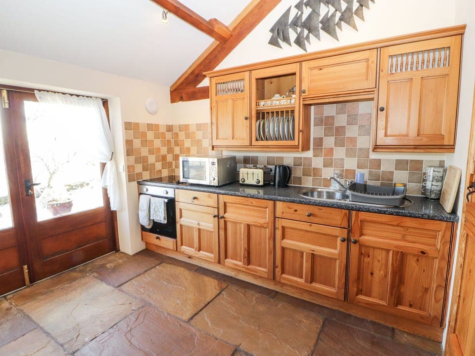 Cottage | Private kitchen | Dishwasher, cookware/dishes/utensils